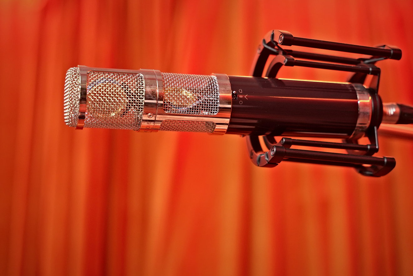 Vintage ribbon microphone in front of the kit