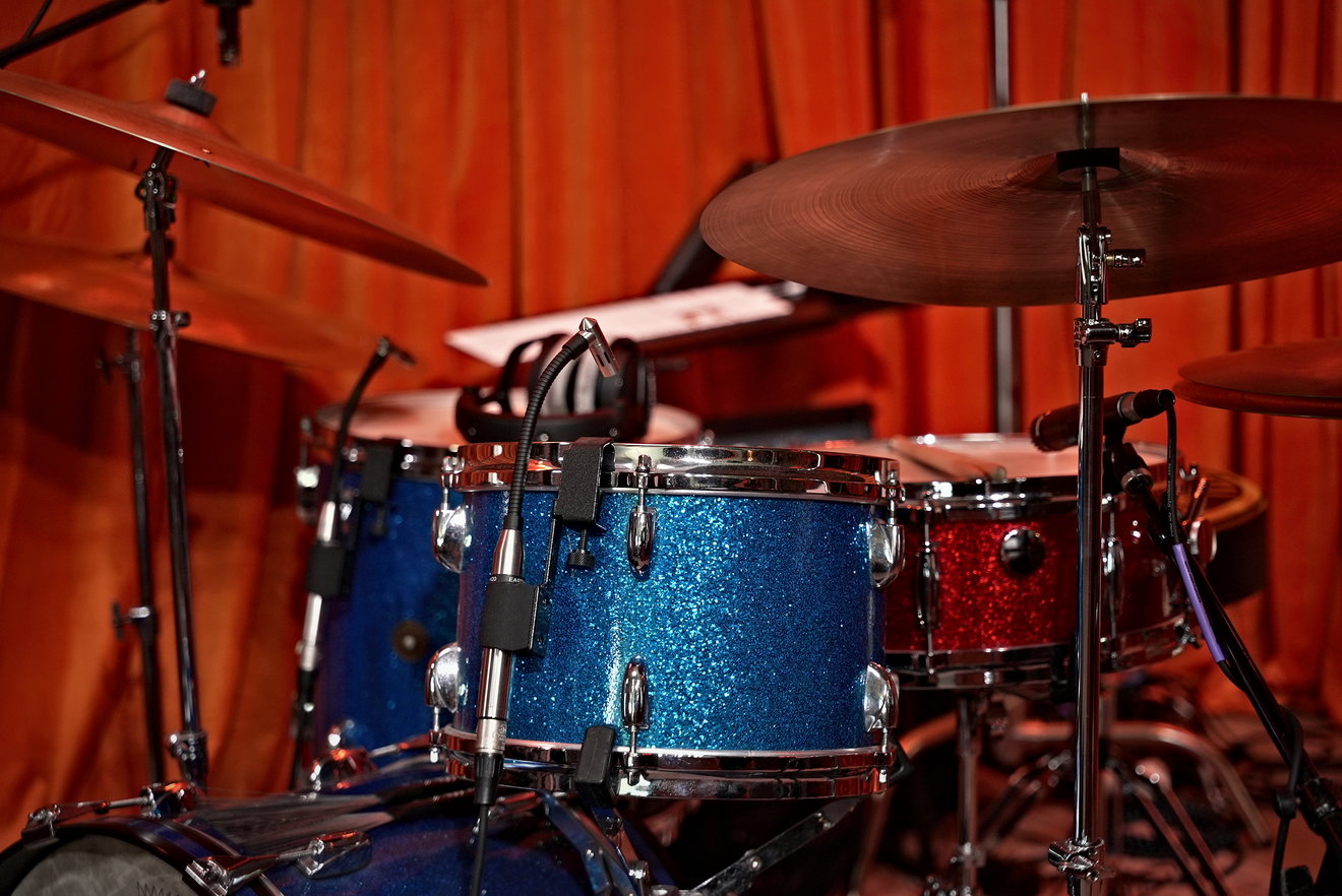 Close-up of the blue sparkle Gretsch rack tom with the red floor tom